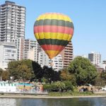 大阪市北区、中之島公園内に気球が上がる風景