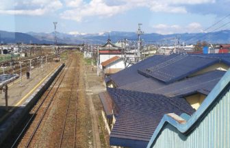 長万部町長万部、JR函館本線の長万部駅の線路と山並み風景