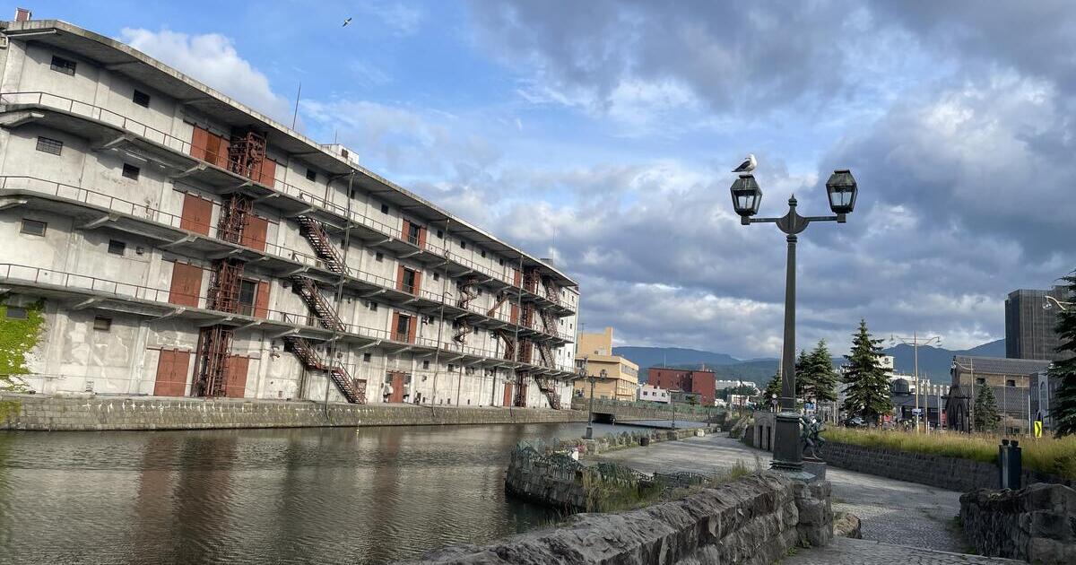小樽市を象徴する小樽運河が続く風景