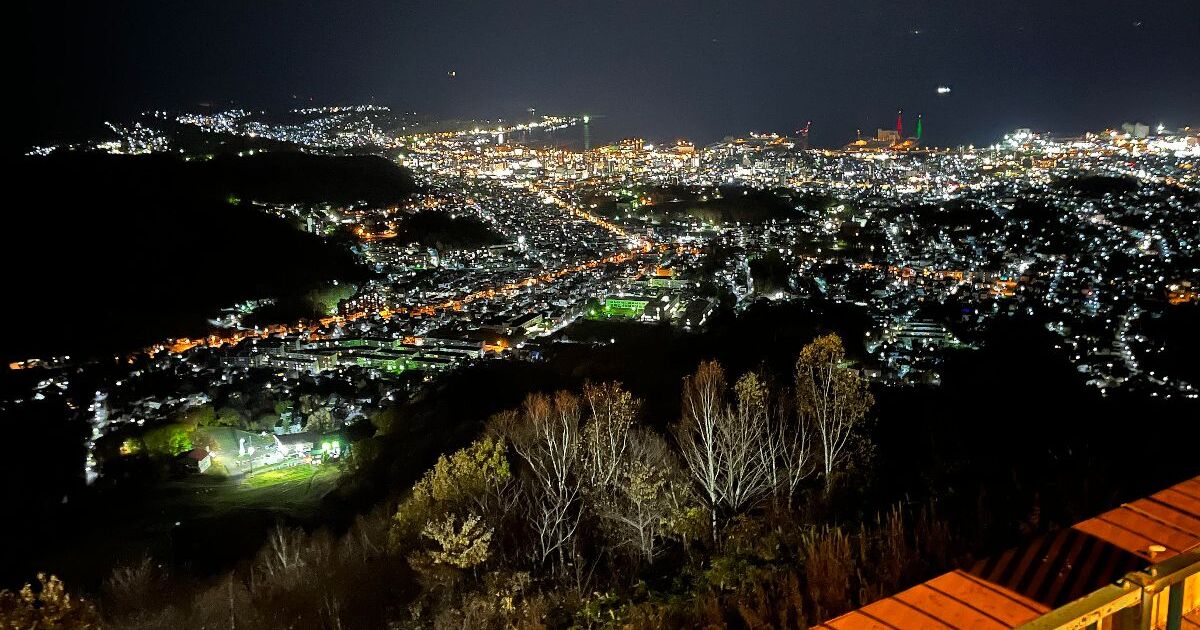 小樽市内の天狗山 屋上展望台から望む、小樽の街の美しい夜景