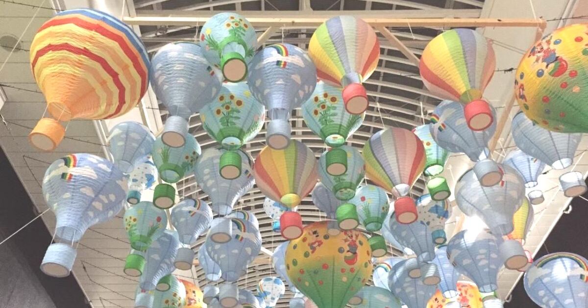 佐賀市白山のバルーン通り商店街（白山いきいき名店街）、熱気球の街・佐賀を象徴する気球の提灯たち