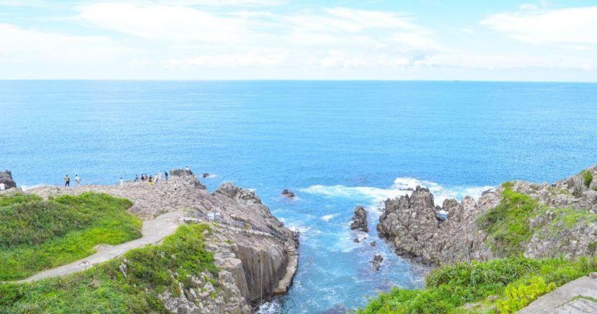 坂井市三国町安島、約1kmに渡って続く自然が生みだした断崖の景色、国指定名勝の東尋坊