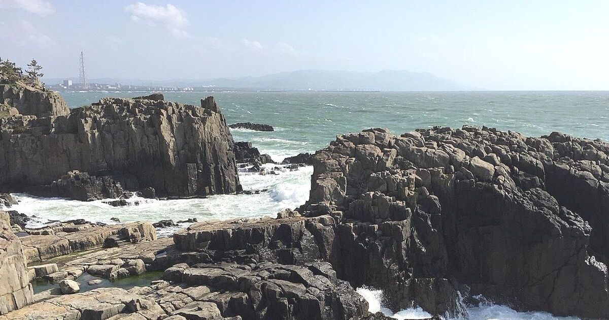 坂井市三国町、年間約140万人が訪れる断崖絶壁の景勝地、東尋坊の風景