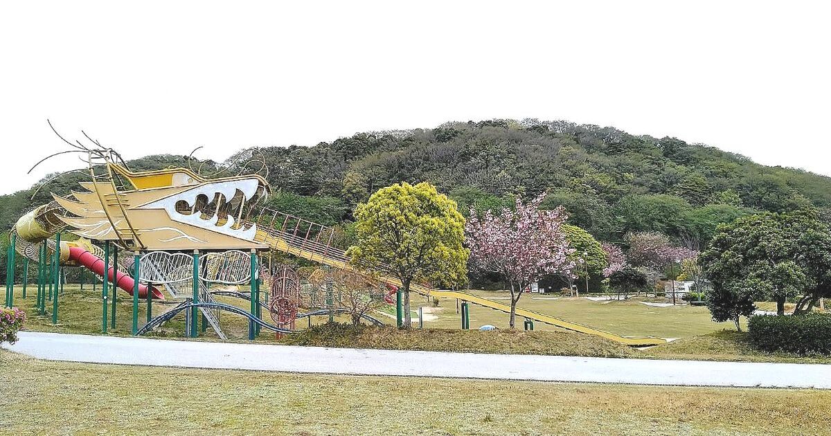 山陽小野田市小野田、竜の滑り台などの遊具が揃う遊び場、竜王山公園オートキャンプ場