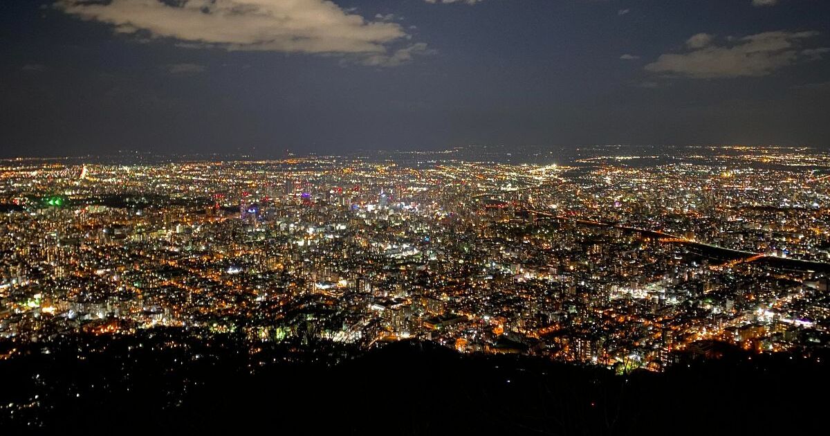 札幌市南区藻岩山、日本新三大夜景にも選ばれた藻岩山展望台からの夜景