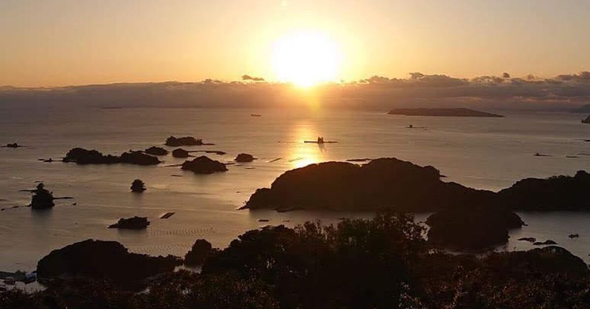 佐世保市から平戸市にかけての海域、リアス式海岸と島々の姿が美しい九十九島の夕暮れ風景