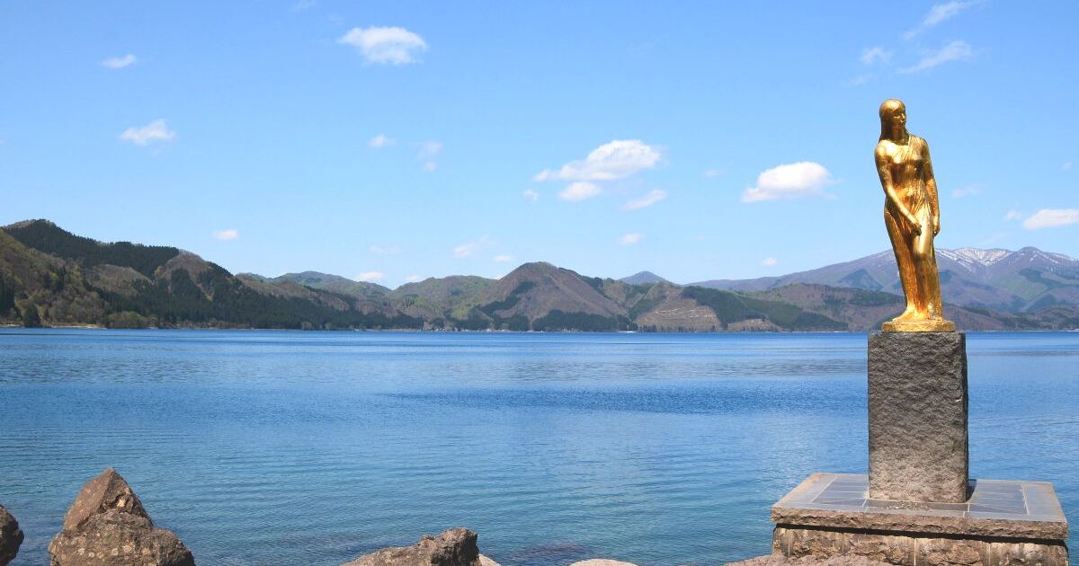 仙北市西木町、たつこ姫伝説が残る田沢湖のたつこ像（日本百景）