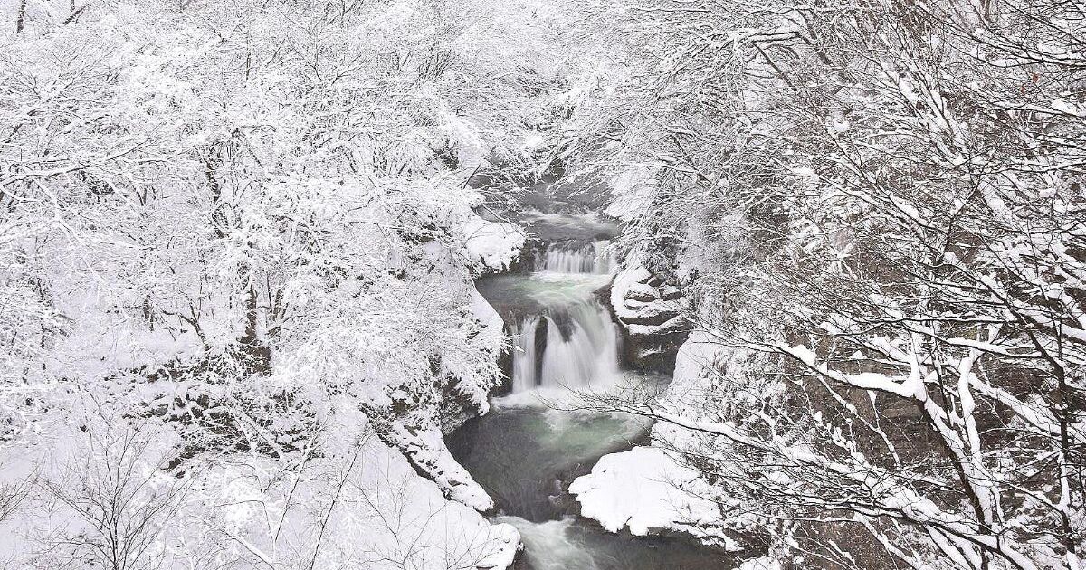 仙台市青葉区、大小の滝が折り重なるように流れる、冬の鳳鳴四十八滝