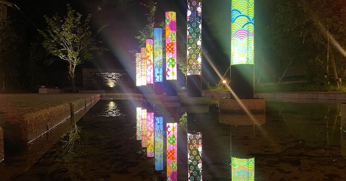 新発田市月岡温泉、美しい和柄の行灯が約50本並ぶ庭園、月あかりの庭