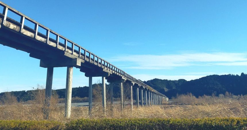 島田市、数々の時代劇、ドラマ、映画のロケ地となり、世界最長の木造歩道橋としても知られる大井川の蓬莱橋