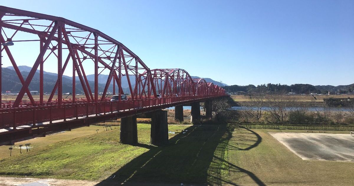 四万十市中村大橋通、地元のシンボル的な存在でもある鮮やかな赤い橋、四万十川橋（赤鉄橋）