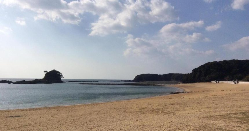 志摩市、遠浅のビーチと美しさで知られるあづり浜（阿津里浜）