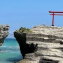 下田市白浜、伊豆七島を見渡す絶景スポットとして知られ、2400年もの歴史を持つと言われる白浜神社の鳥居