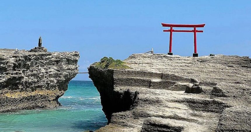 下田市白浜、伊豆七島を見渡す絶景スポットとして知られ、2400年もの歴史を持つと言われる白浜神社の鳥居