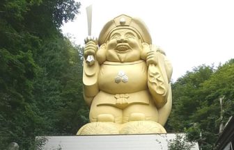 下仁田町上小坂、運気アップのパワースポットとしても人気、中之嶽神社の金色の大黒様（高さ20m）