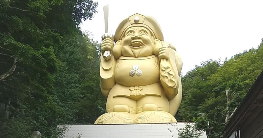 下仁田町上小坂、運気アップのパワースポットとしても人気、中之嶽神社の金色の大黒様（高さ20m）