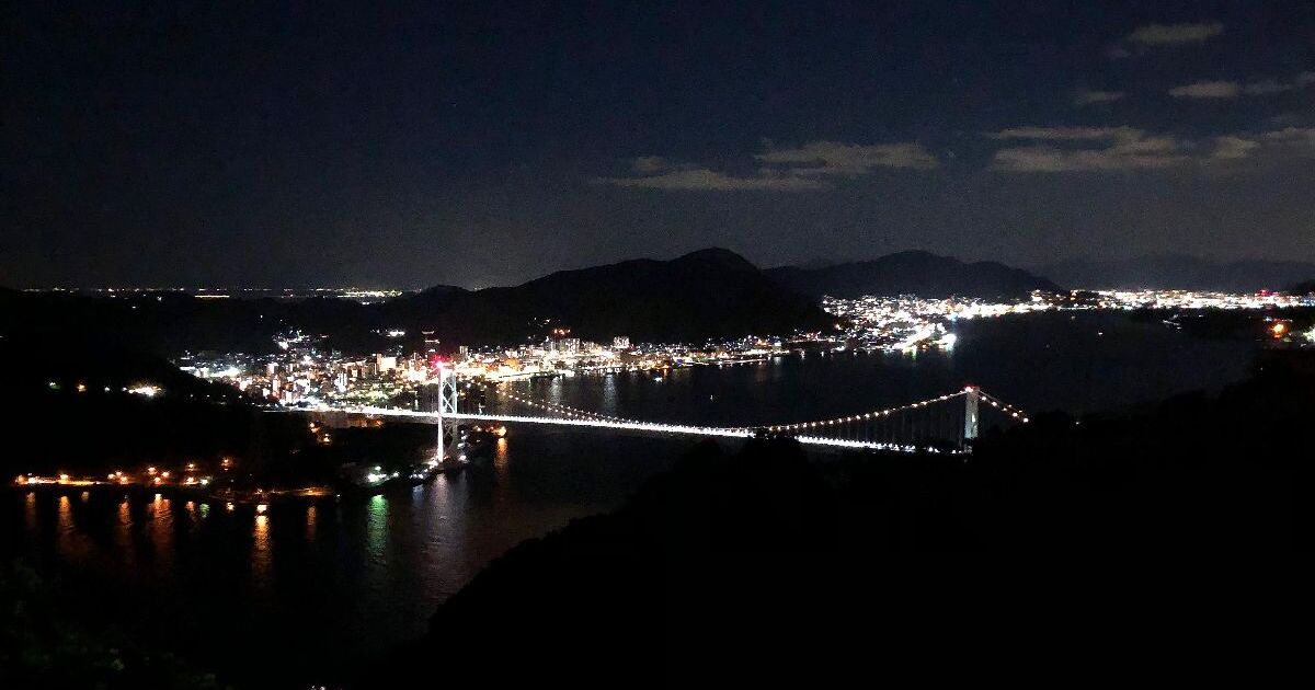 下関市みもすそ川町、火の山公園から見る関門橋の夜景