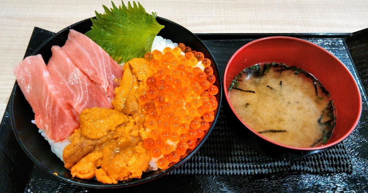 下関市竹崎町、がっつり市場シーモール店の三色丼