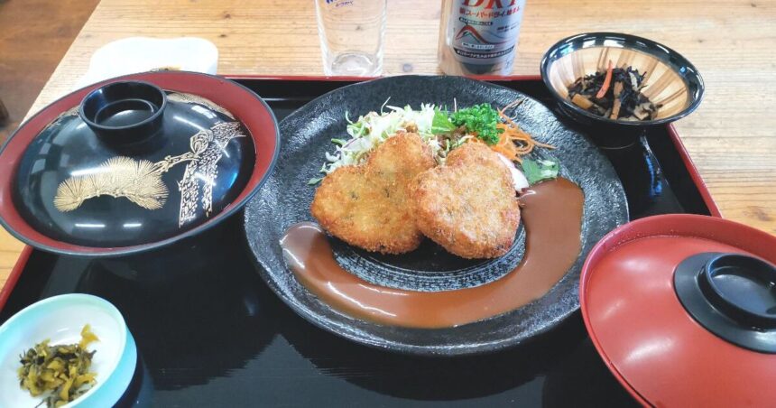 新宮町相島の人気店、丸山食堂のハート型、ラブ♡コロッケ定食