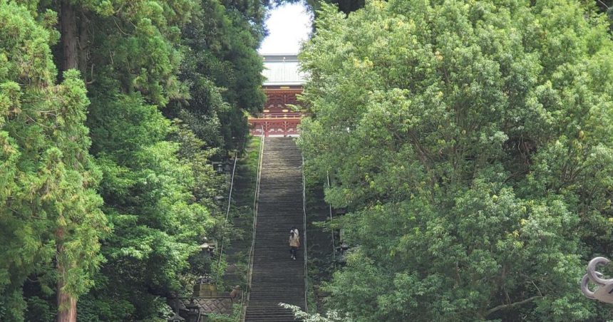 塩竈市、男坂とも呼ばれ、202段の石段を登った先にある鹽竈神社