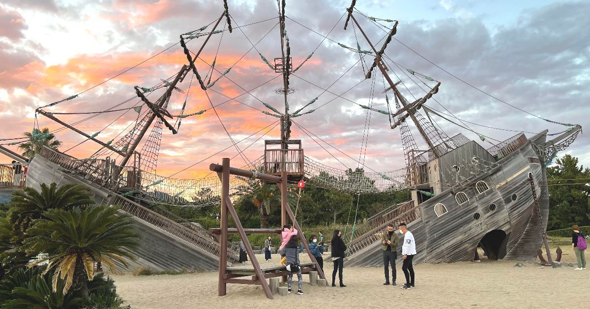 静岡市駿河区、巨大な難破船を模した遊び場が子供たちに人気の広野海岸公園