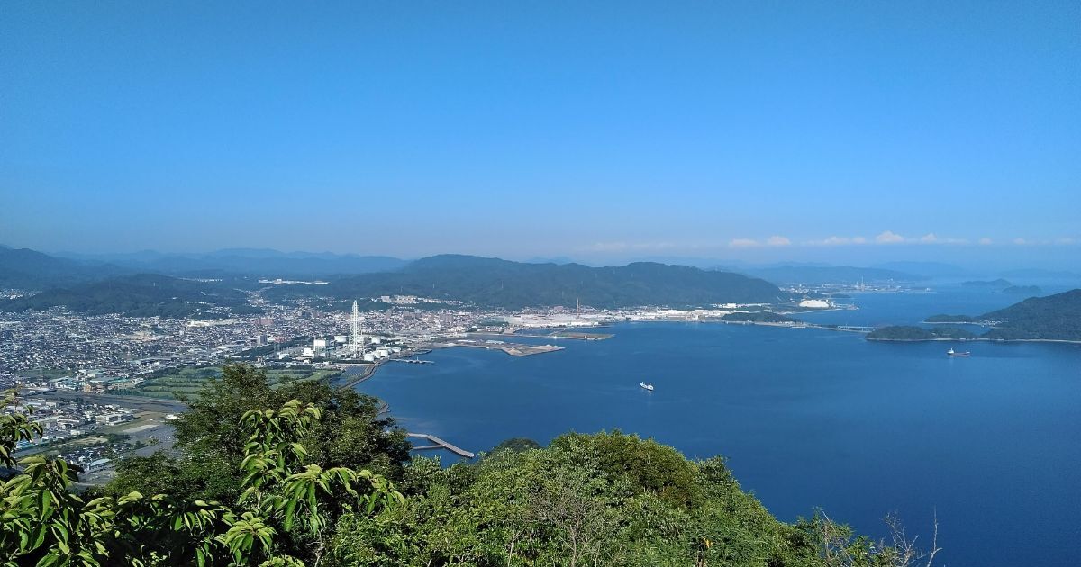 周南市の南端、大島半島にある太華山からの街並み風景