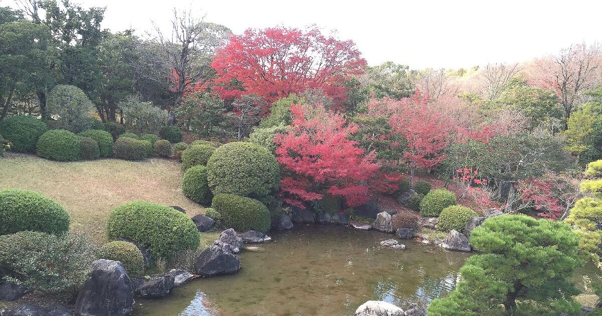 吹田市の万博記念公園内、1970年の大阪万博に合わせて作られた日本庭園の風景