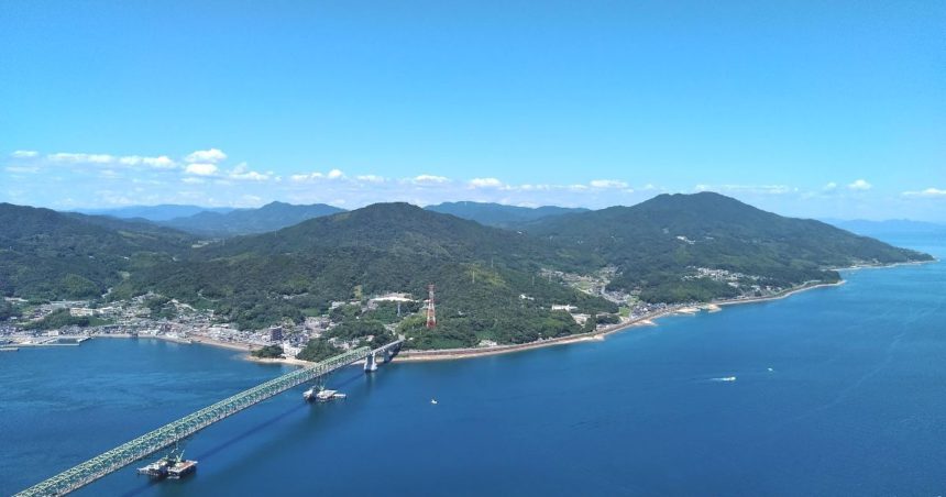 周防大島町、飯の山展望台から望む柳井市と大島大橋の風景