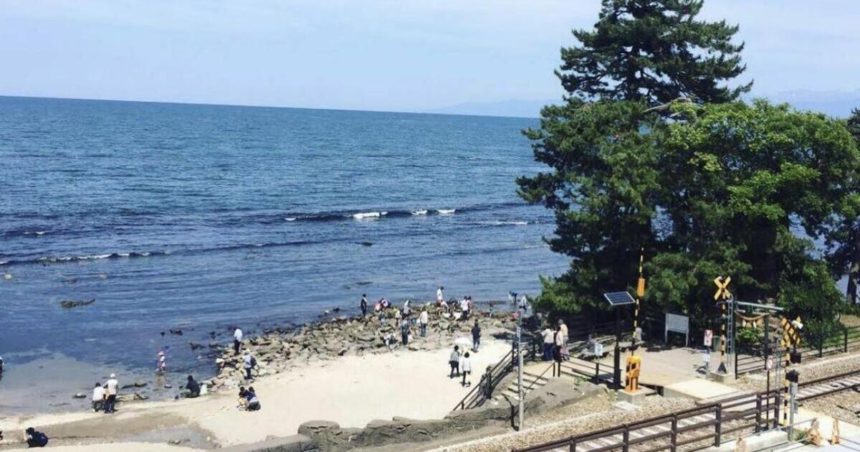 高岡市、日本の渚百選にも数えられる雨晴海岸