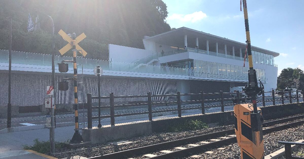 高岡市太田、日本の渚百選にも数えられる雨晴海岸の前に建つ、道の駅 雨晴