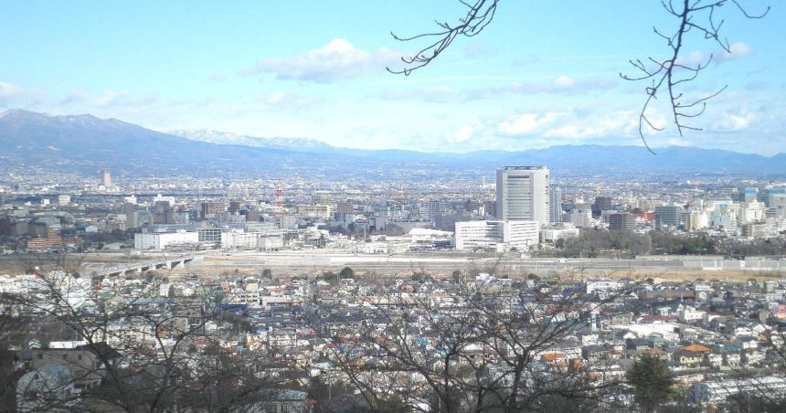 高崎市の市街地と榛名山の風景