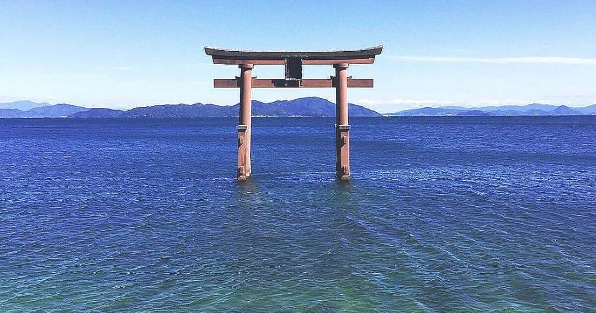 高島市鵜川、琵琶湖の湖畔に建ち、近江の厳島の景色とも称される白鬚神社の大鳥居