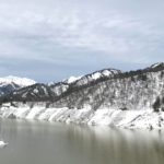 立山町芦峅寺、春先ながら雪が残る黒部湖の風景