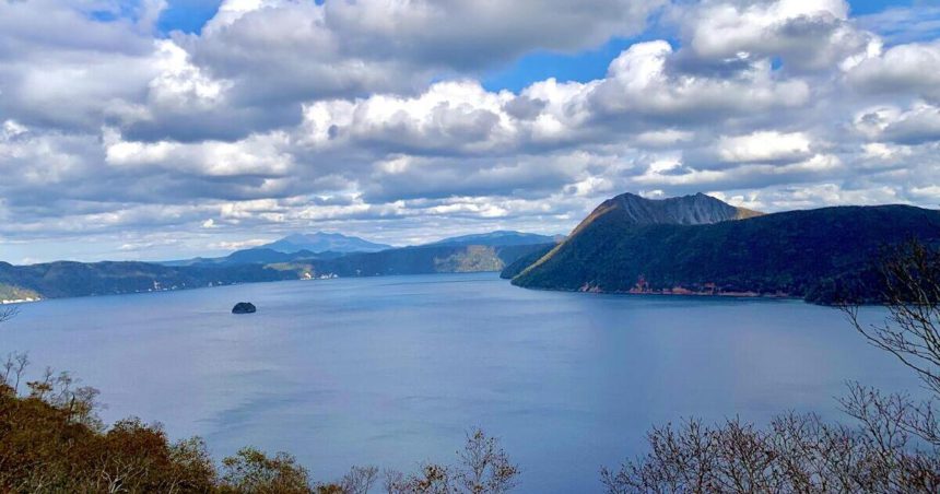 弟子屈町、日本で最も透明度が高いとされる摩周湖