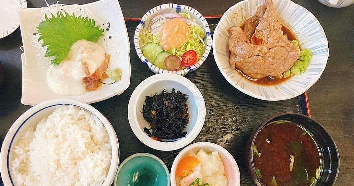 所沢市東所沢にある人気店、竹馬の本日のおすすめランチ定食（豚肉の生姜焼き、マグロのやまかけ）
