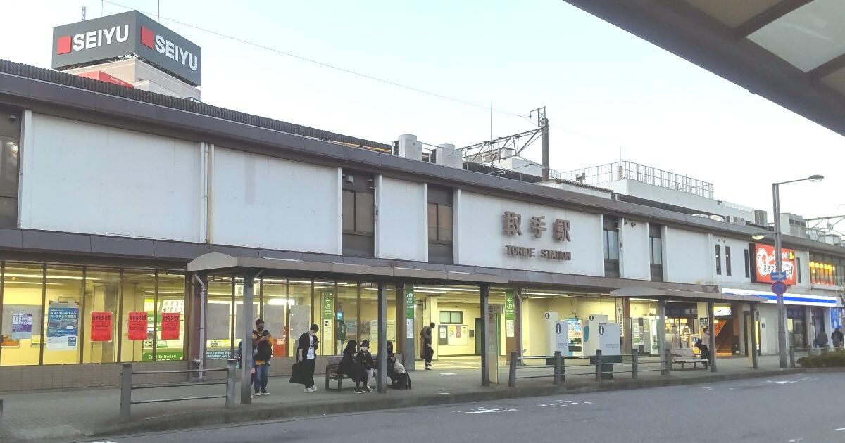 取手市中央町、JR常磐線の取手駅、東口の風景