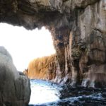土佐清水市足摺岬、国内最大級の海蝕洞門で、近年はハート形の洞門の形にも人気が集まっている白山洞門