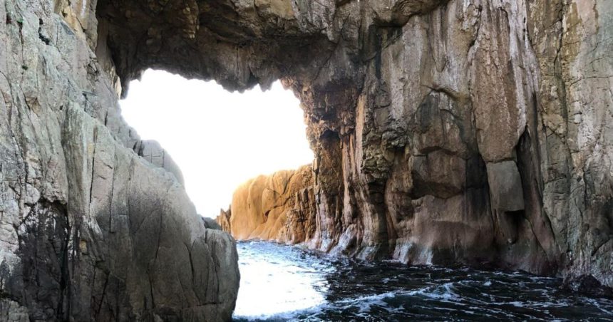 土佐清水市足摺岬、国内最大級の海蝕洞門で、近年はハート形の洞門の形にも人気が集まっている白山洞門