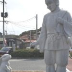 鳥取市白兎、白兎神社前に建つ、大国主命と因幡の白うさぎの像