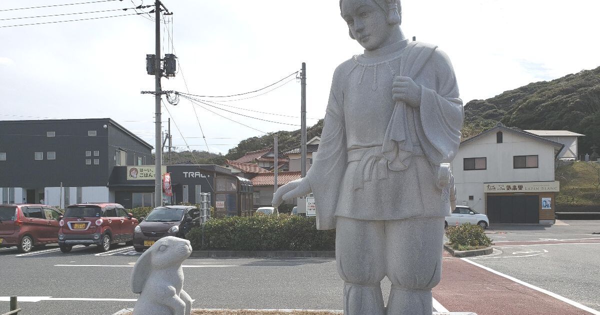 鳥取市白兎、白兎神社前に建つ、大国主命と因幡の白うさぎの像