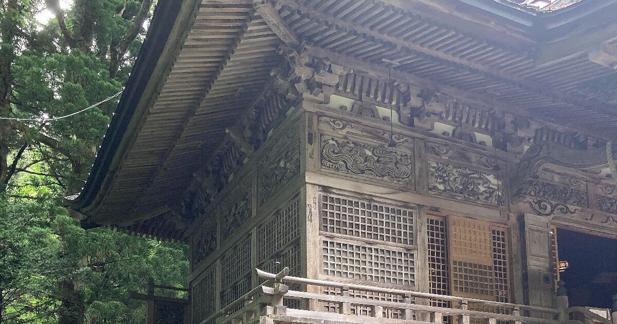 十和田市奥瀬、杉木立の参道の奥に佇む神秘的な古社、十和田神社