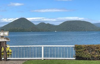 洞爺湖町と壮瞥町にまたがる湖で、日本百景や新日本旅行地100選にも選ばれている洞爺湖