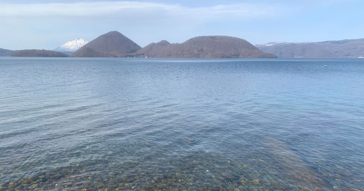 洞爺湖町と壮瞥町にまたがり、日本百景にも選ばれている国内屈指のカルデラ湖、洞爺湖