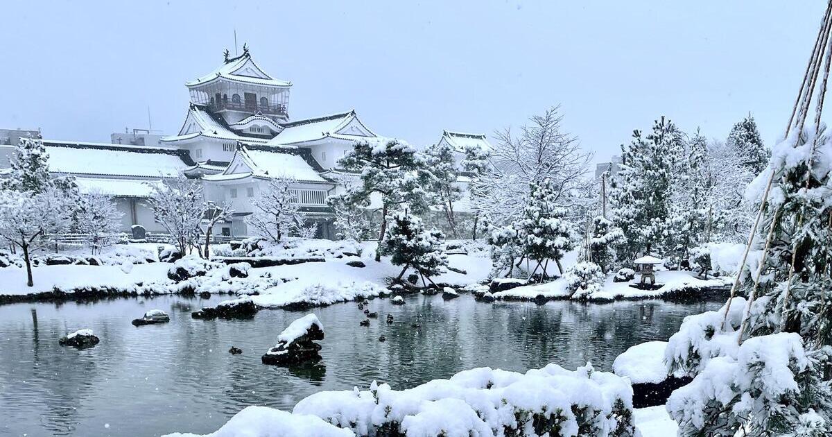 富山県富山市、雪景色が美しい富山城の風景