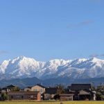 富山市北部から望む立山連峰の景色