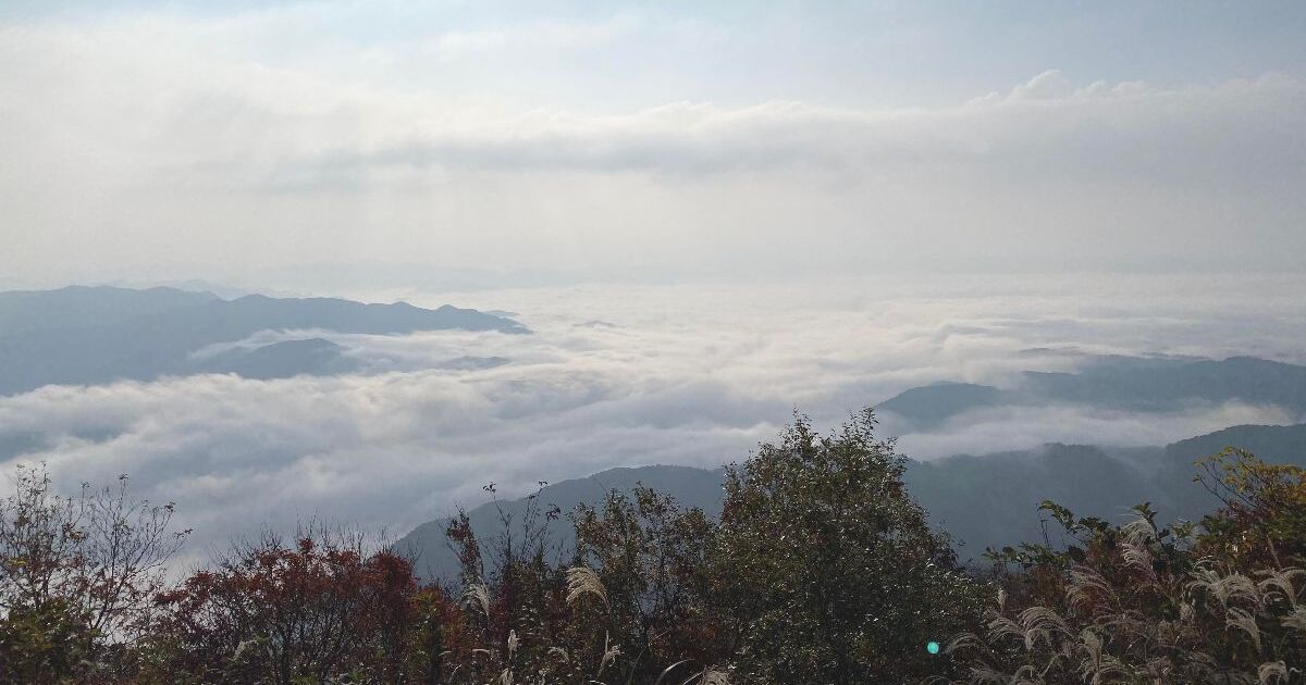 豊岡市城崎町、秋の来日岳から見える雲海の風景