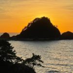 鶴岡市由良、日本の渚百選に選ばれている由良海岸の夕陽風景