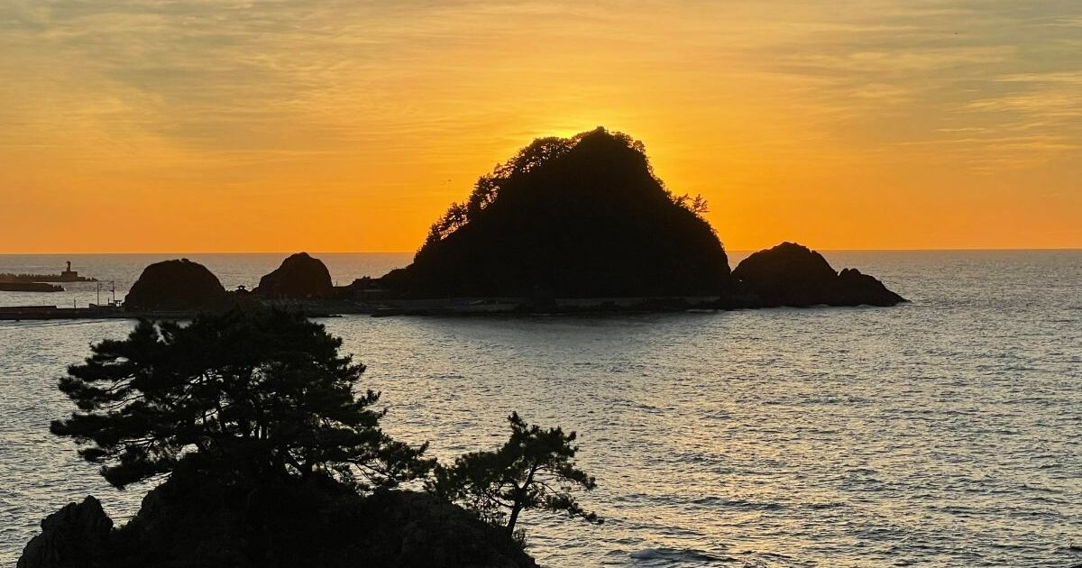 鶴岡市由良、日本の渚百選に選ばれている由良海岸の夕陽風景