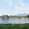 鶴田町、岩木山を望む津軽富士見湖に架かる日本一長い木造三連太鼓橋、鶴の舞橋の風景