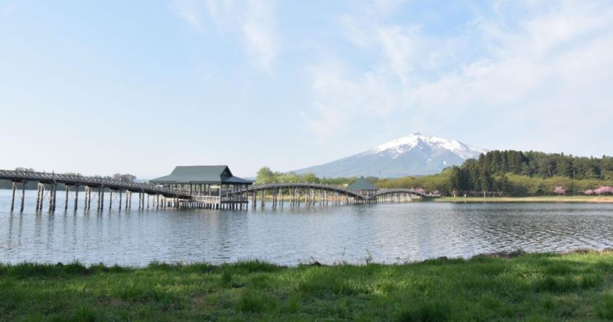 鶴田町、岩木山を望む津軽富士見湖に架かる日本一長い木造三連太鼓橋、鶴の舞橋の風景